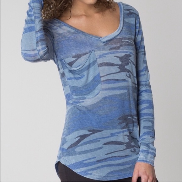 Z Supply Camo Blue Long sleeve pocket tee size large - Picture 2 of 8